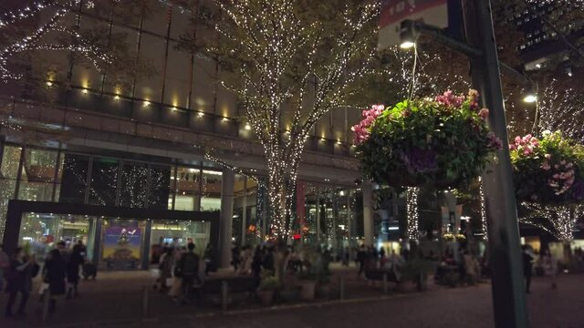 東京都千代田区丸の内のビジネス街のクリスマスイルミネーションの景色