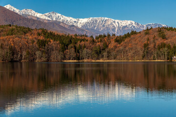 青木湖に映る紅葉と雪を被った白馬連山