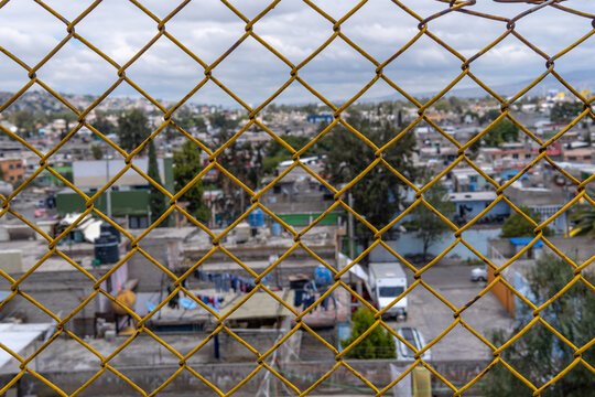 Paisaje urbano de Tulpetlac Ecatepec en el Estado de M&eacute;xico - reja de seguridad