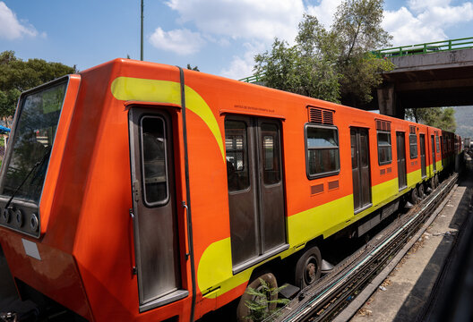 Metro de la Ciudad de M&eacute;xico saliendo de terminal en Indios Verdes