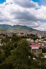 Fototapeta na wymiar Paisaje urbano en Tulpetlac Ecatepec en México - Toma hacia los cerros