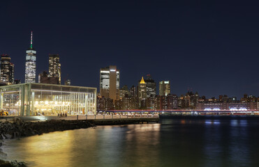 Naklejka na ściany i meble Brooklyn Bridge Park with the Manhattan skyline in the distance