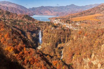 明智平ロープウエー展望台から紅葉の華厳の滝と中禅寺湖
