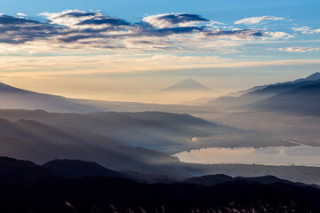高ボッチ高原から朝の光線が差し込む諏訪湖と富士山