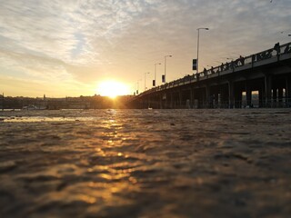 Obraz premium istanbul golden horn unkapani bridge rush hour before sunset