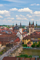 Obraz premium Blick von der Festung Marienberg auf die historische Altstadt und die Alte Mainbrücke von Würzburg und den Main, Unterfranken, Franken, Bayern, Deutschland