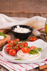 Rice cakes with milk flakes and tomato.