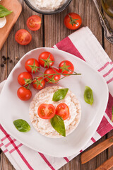 Rice cakes with milk flakes and tomato.