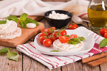 Rice cakes with milk flakes and tomato.