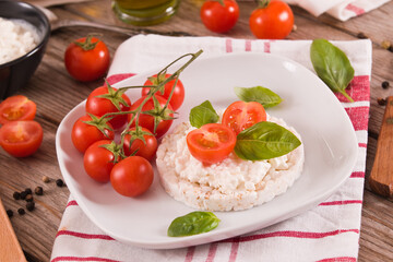 Rice cakes with milk flakes and tomato.