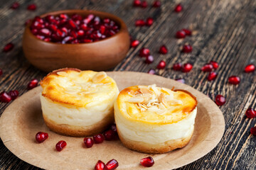 mini cheesecake with berry jam