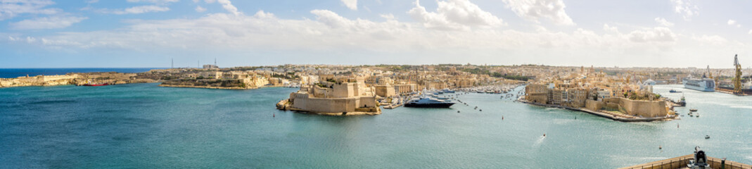 Panoramic view at the Fort of Saint Angelo, L-Isla and harbour from Upper Barrakka Gardens in Valletta, Malta - obrazy, fototapety, plakaty