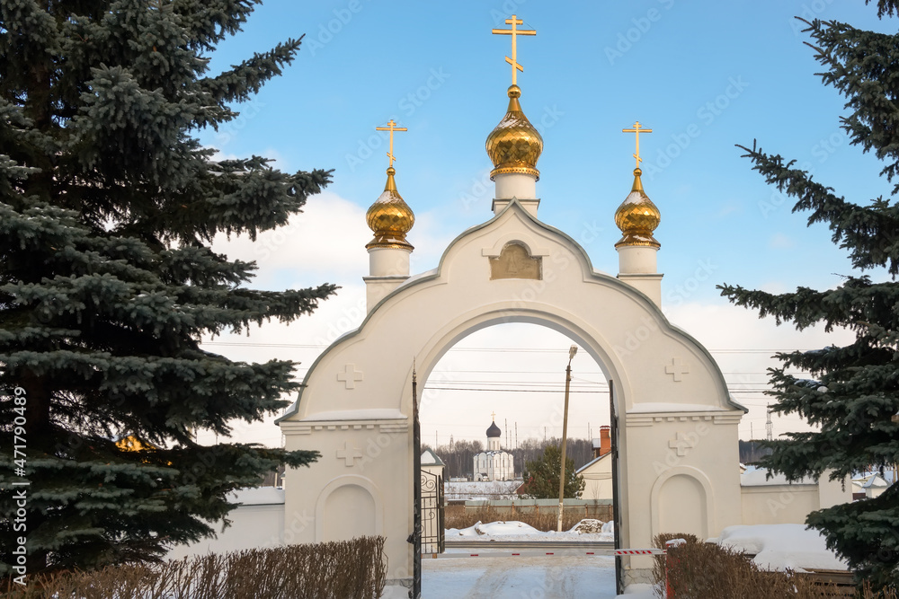 Wall mural the gate to the church grounds in borodino village, mytishchi urban district, moscow region, russia