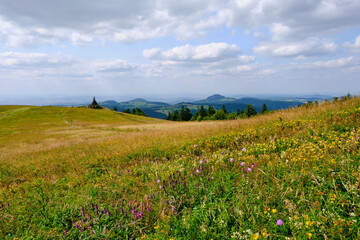 Die Wasserkuppe, der höchste Berg der Rhön im Herbst, Biosphärenreservat Rhön, Hessen,...