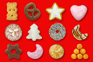 Kekse, Lebkuchen, Marzipan und Süßigkeiten für Weihnachten auf rotem Hintergrund