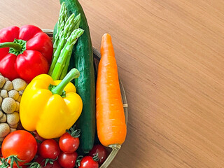 かごに盛られた色とりどりの野菜