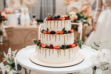 beautiful and delicious wedding cake