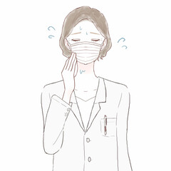 マスク着用による蒸れに悩む中年の女性医師
