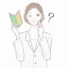 初心者マークを持っている中年の女性医師　疑問を持っている表情