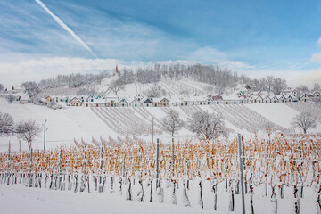 Weinviertel im Winter. Schnee in der Kellergasse am Galgenberg in Wildendürnbach in...