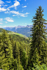 Ftan, Unterengadin, Engadiner Dorf, Engadiner Häuser, Kirche, Wanderweg, Alpen, Sommer, Wanderferien, Nationalpark, Graubünden, Schweiz