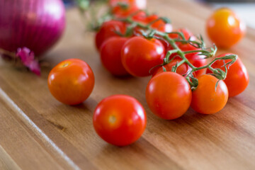 Fototapeta na wymiar Tomatoes and onion on chopping board