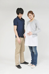 妊婦と寄り添う夫