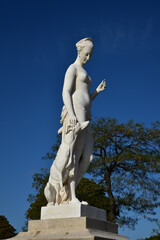 Statue de marbre blanc au jardin des Tuileries à Paris, France