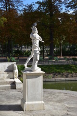 Fototapeta premium Statues de marbre au jardin des Tuileries à Paris, France