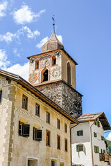 Fototapeta premium Bergün, Dorf, Dorfstrasse, Albula, Albulapass, Graubünden, Alpen, Wanderweg, Wanderferien, Sommer, Schweiz