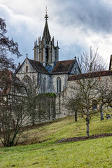 Klosterkirche in eine Landschaft eingebettet