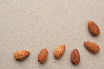 俯瞰のL字に配置されたアーモンドとグレーのテクスチャのある背景とコピースペース