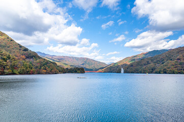 Obraz premium 紅葉と青空が美しい群馬県みどり市の草木湖