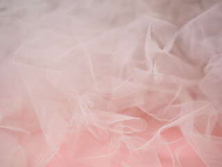 Texture de tulle blanc sur fond rose - texture abstraite - mariage et amour - robe de mariée