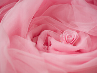 Tulle rose avec fleur rose pour fond et arrière-plan doux et féminin - mariage, amour et saint-valentin