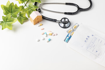 医療イメージ。カプセル状の飲み薬と聴診器。