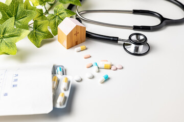 医療イメージ。カプセル状の飲み薬と聴診器。