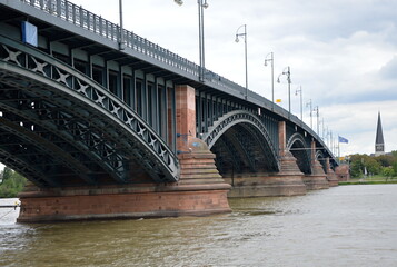 Brücke über den Fluss Rhein, Mainz, Rheinland - Pfalz