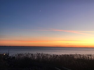 Fototapeta na wymiar Sunset over the bay