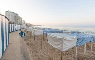 cabines de plages aux sables d'Olonne en vendée à l'aube devant une plage vide