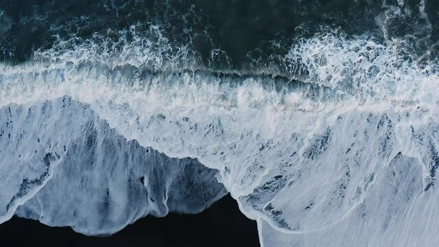 Vista verticale dell'oceano in tempesta con onde