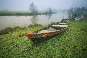 barque dans la brume en automne le long de la Saône en Bourgogne