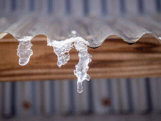 トタン屋根にできた氷柱