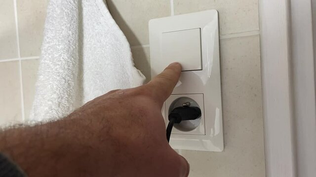 Allumer et &eacute;teindre la lumi&egrave;re dans une salle de bain