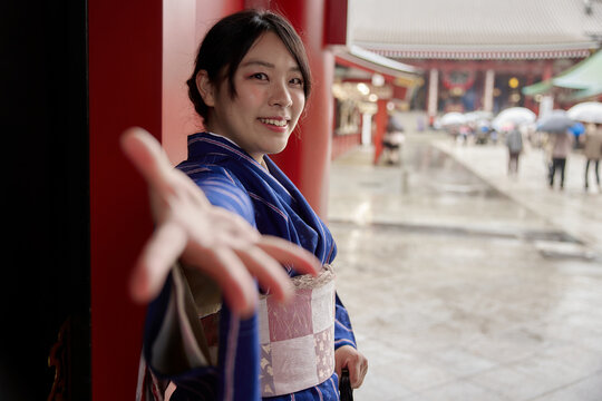 「手を差し出す」の写真素材 | 102,754件の無料イラスト画像 | Adobe Stock