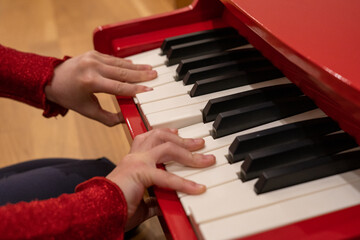 Fototapeta premium Pianoforte suonato da mani di bambina