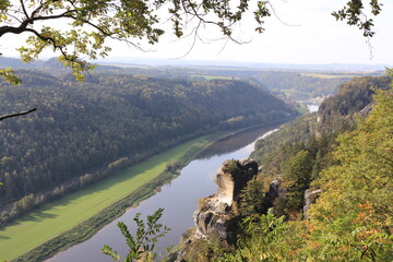 Blick von der Bastei in der Sächsischen Schweiz auf den Fluss Elbe
