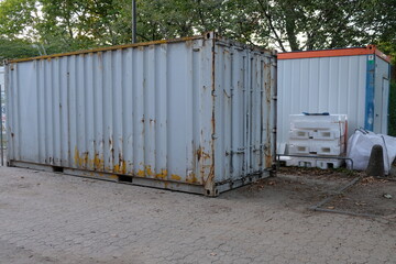 Fototapeta na wymiar FU 2020-09-07 WeidenBau 177 Auf der Baustelle stehen Baucontainer