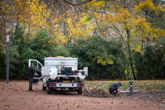 Equipe de travail effectuant des r&eacute;parations dans un parc