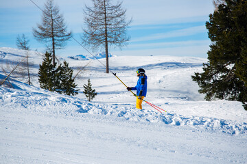 Alpine skier with T-bar lift - 471870485